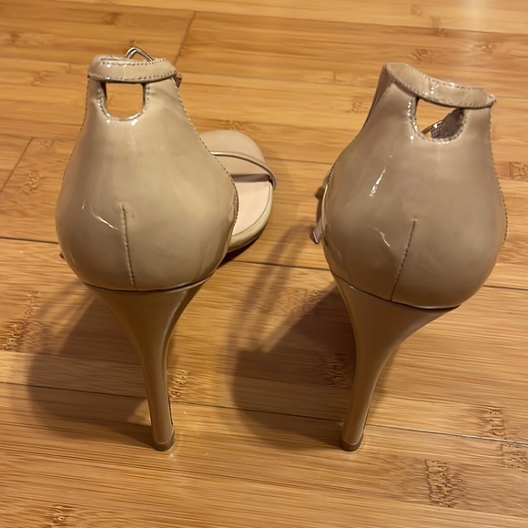 Stuart Weitzman beige sandal, size 10 - Picture 4 of 9